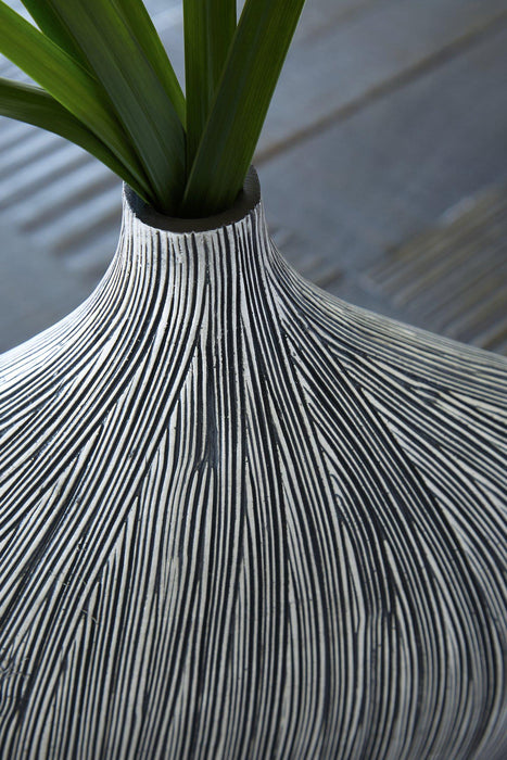 Donya Vase - Tony’s Furniture Store & Linen (GA) - Multi Location