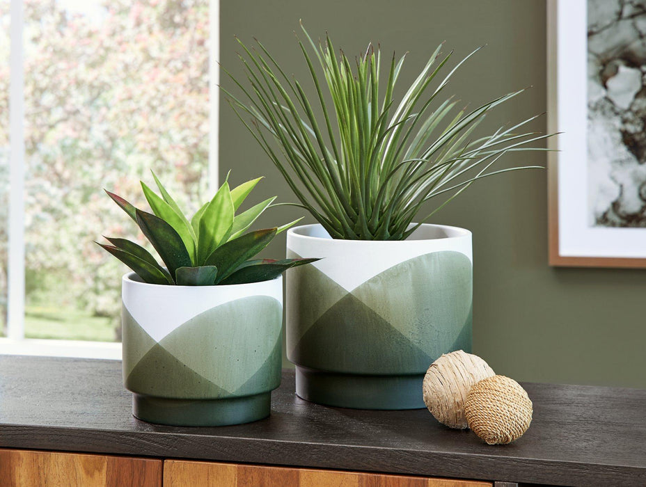 Ardenridge Planter (Set of 2) - Tony’s Furniture Store & Linen (GA) - Multi Location