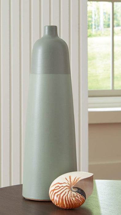 Peerland Vase - Tony’s Furniture Store & Linen (GA) - Multi Location